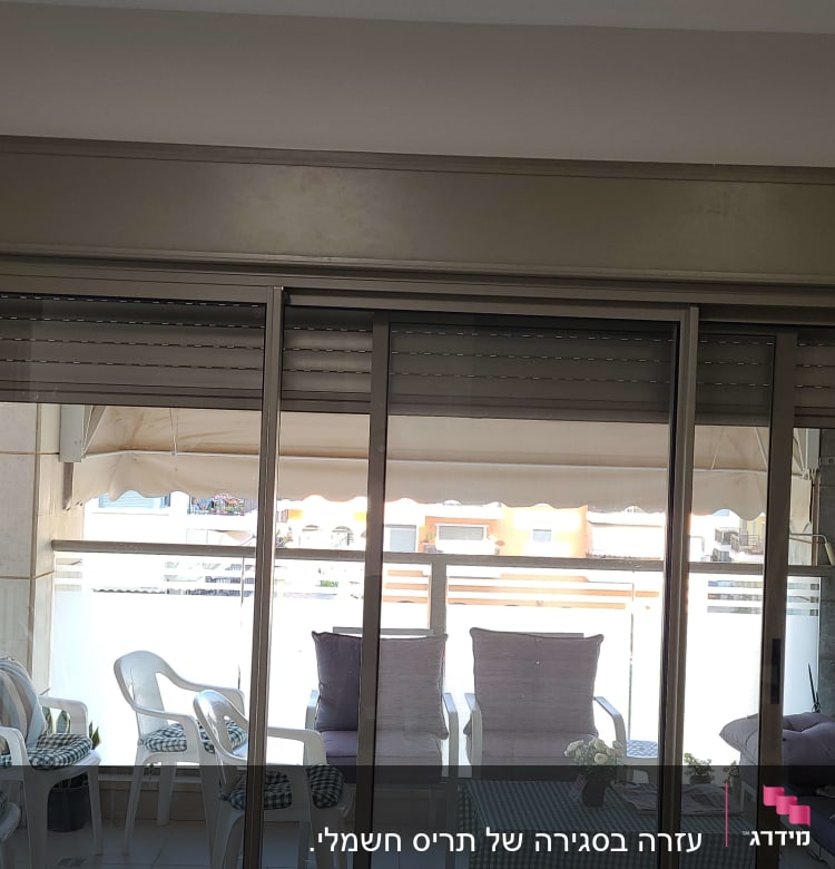 סולם ליד חלון זכוכית גדול עם תריסים